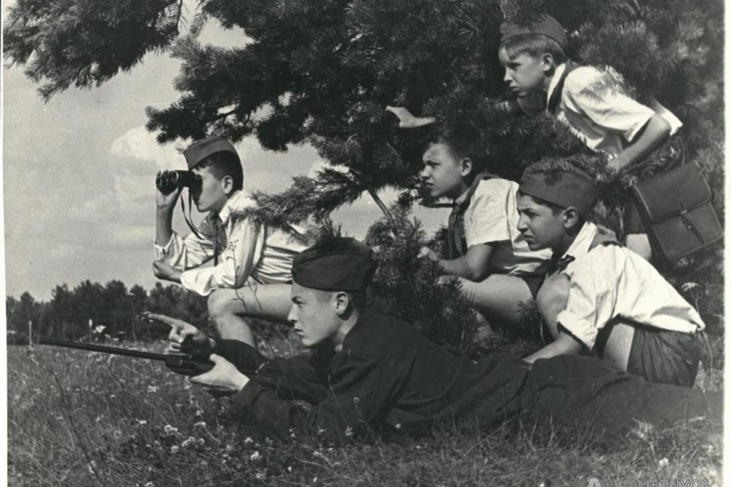 Pionierių, dalyvaujančių karinio – sportinio žaidimo rungtynėse 1950 m. nuotrauka.