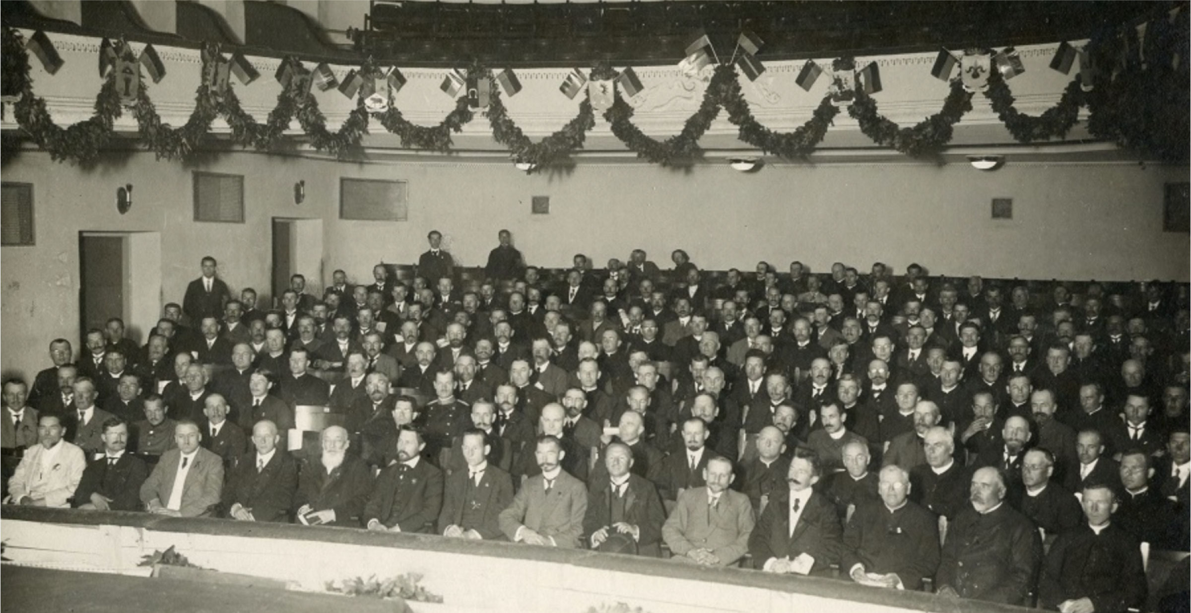 Lietuvių konferencijos dalyviai. Vilnius, 1917 m. rugsėjo 18–22 d. Didelėje salė pilna žmonių, žiūrinčių į sceną