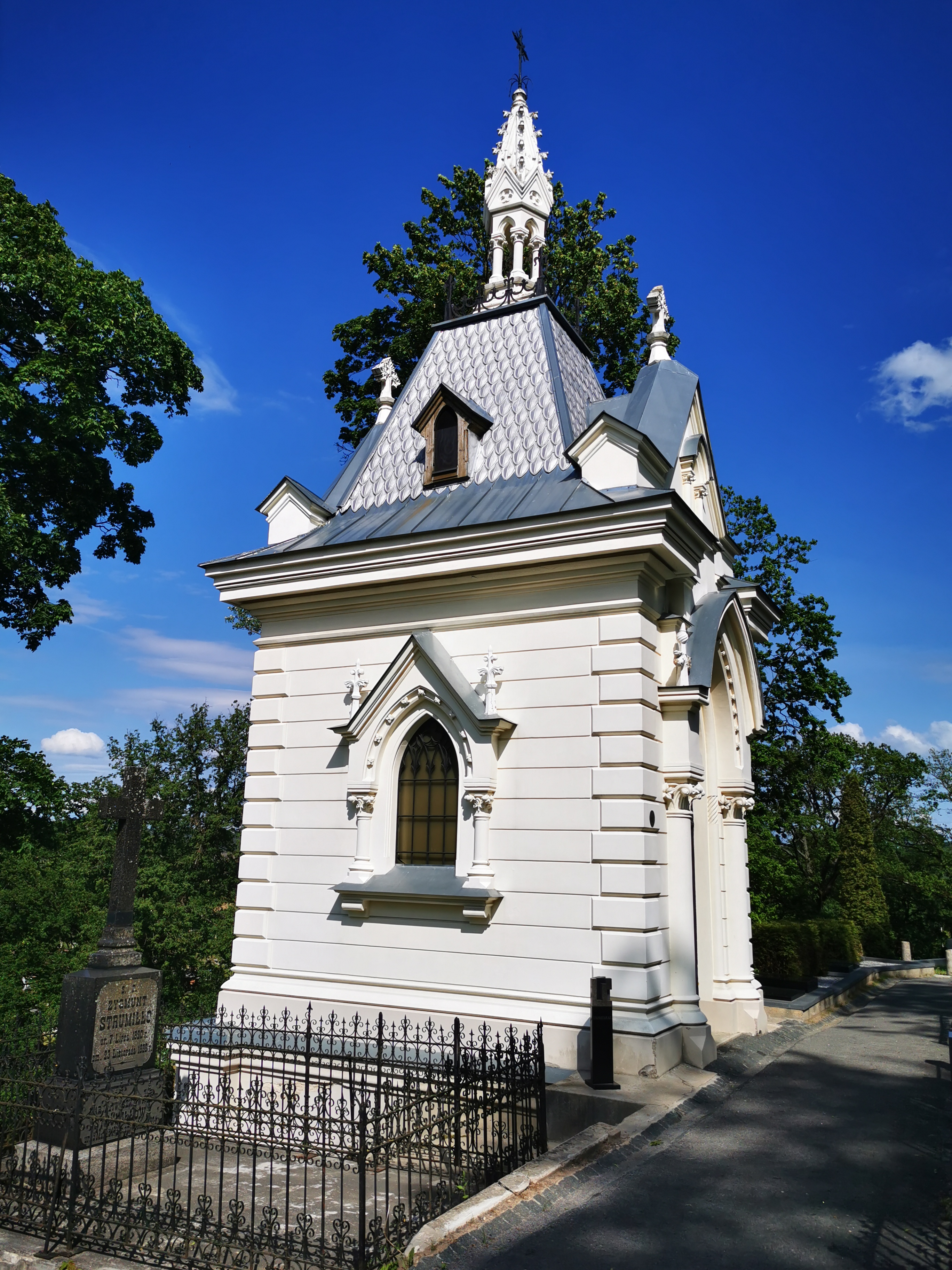 Nedidelė šviesos spalvos koplyčia-mauzoliejus skirtas Vileišių šeimai.