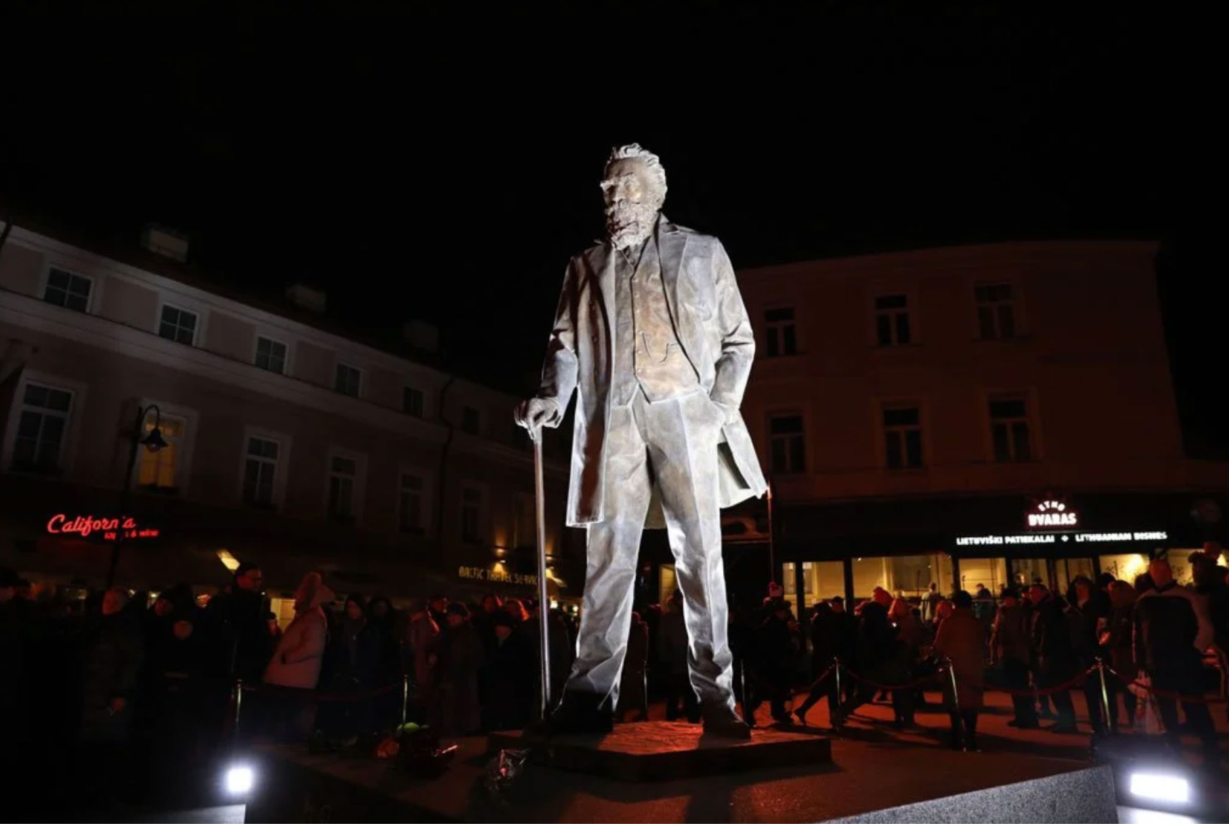 Paminklas J. Basanavičiui Vilniuje. Paminklas vaizduoja stovintį J. Basanavičių su lazda rankoje