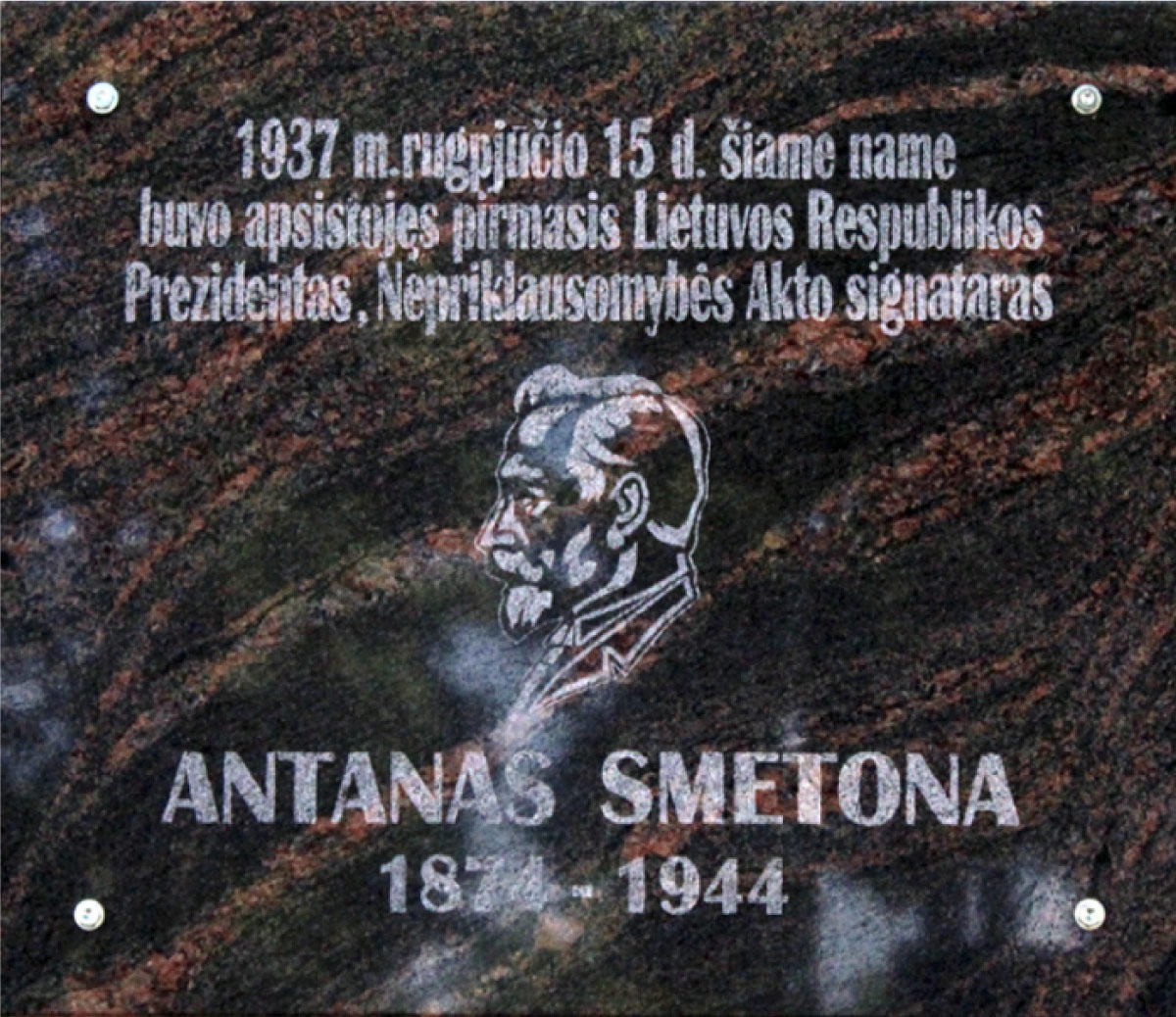 Paminklinė lenta tarpukario Lietuvos prezidentui Antanai Smetonai Tauragėje. Ant jos užrašyta - 1937 m. rugpjūčio 15 d. šiame name buvo apsistojęs pirmasis Lietuvos Respublikos Prezidentas, Nepriklausomybės Akto signataras. Vaizduojamas jo profilis. Po juo užrašas - Antanas Smetona, 1874-1944