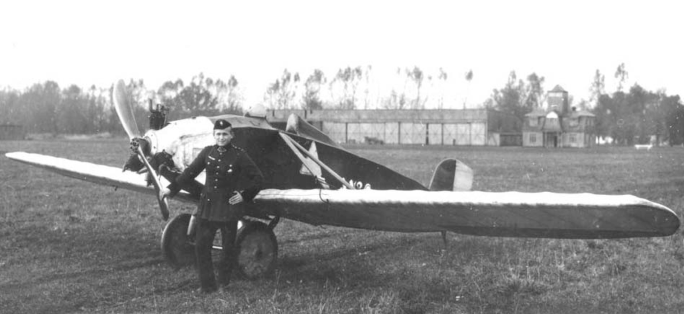 Antano Gustaičio, apsirengusio karinę uniformą, stovinčio prie lėktuvo, nuotrauka