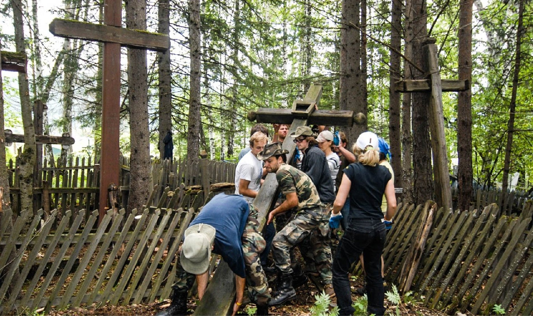 Projekto „Misija Sibiras“ dalyvių tvarkančių kapus nuotrauka