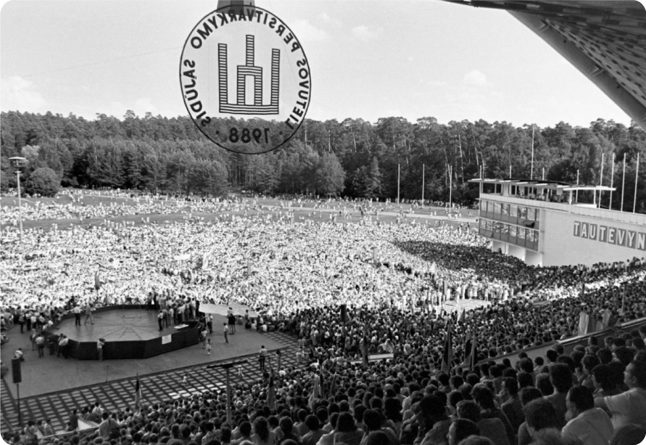 Didelis kiekis žmonių Vingio parke. Matomas ženklas - Lietuvos persitvarkymo sąjūdis 1988